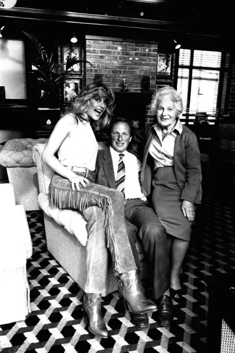 Gerahmter Druck : Modell Jillie Johnson im Suite Center in Newcastle, Dezember 1983 Gerahmter Druck : Modell Jillie Johnson im Suite Center in Newcastle, Dezember 1983