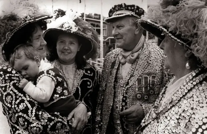 Gerahmter Druck : Perle König und Königin - Juli 1970 Vier Generationen der Perlenkönige