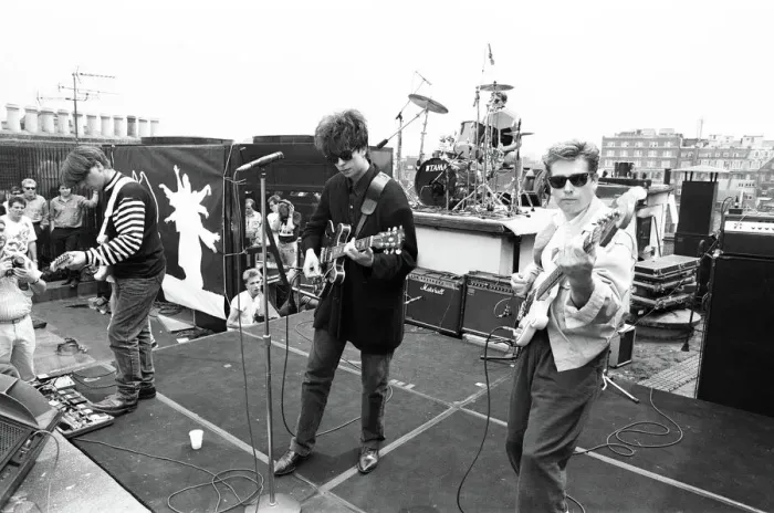 Gerahmter Druck : ECHO und die BUNNYMEN - Rockband auf LONDON-Dächern spielen, am 06. Juli 1987 Gerahmter Druck : ECHO und die BUNNYMEN - Rockband auf LONDON-Dächern spielen, am 06. Juli 1987