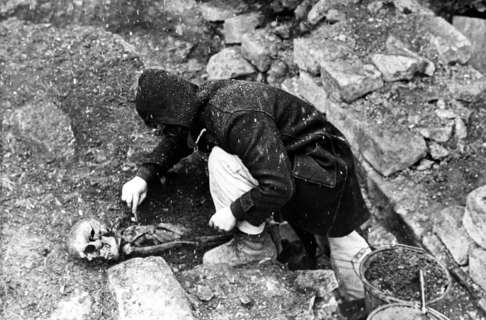 Gerahmter Druck : Zwei Skelette wurden von Archäologen aufgefunden, die mehrere Jahre lang für diese Arbeit gearbeitet haben Gerahmter Druck : Zwei Skelette wurden von Archäologen aufgefunden, die mehrere Jahre lang für diese Arbeit gearbeitet haben