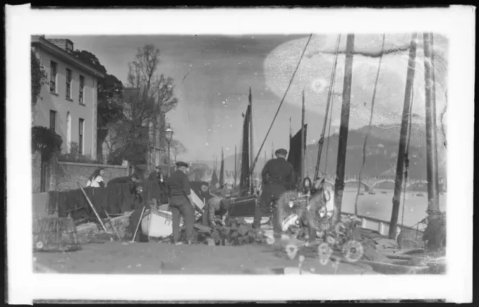 Gerahmter Druck : Quai von West Looe mit Boot beladen / unladen Gerahmter Druck : Quai von West Looe mit Boot beladen / unladen