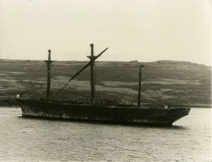 Gerahmter Druck : Die SS Great Britain auf den Falklandinseln, 1970 Gerahmter Druck : Die SS Great Britain auf den Falklandinseln, 1970
