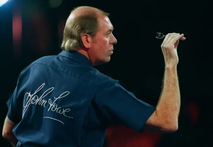 Gerahmter Druck : John Lowe, Pro-Darts-Weltmeister (WDC), am 13. Januar 1995 Gerahmter Druck : John Lowe, Pro-Darts-Weltmeister (WDC), am 13. Januar 1995