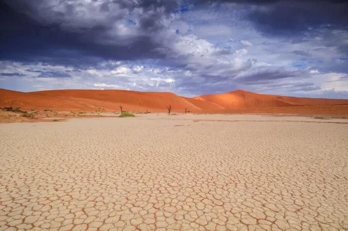 Gerahmter Druck : Desert. Toter See mit sandigen Hügeln im Bereich von Sossussvleis in der Gerahmter Druck : Desert. Toter See mit sandigen Hügeln im Bereich von Sossussvleis in der