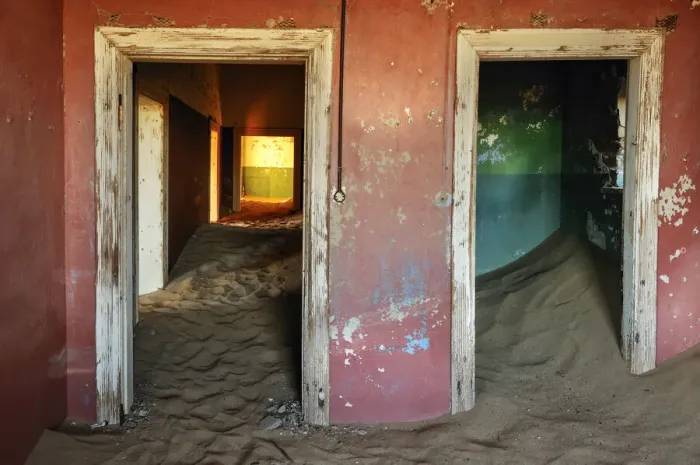 Gerahmter Druck : Namibia. Kolmannskuppe ist ein verlassenes Dorf in der Nähe von Kolmanskop Gerahmter Druck : Namibia. Kolmannskuppe ist ein verlassenes Dorf in der Nähe von Kolmanskop