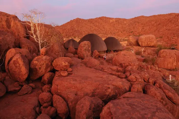 Gerahmter Druck : Resort. Kalksteinböcke nach Sonnenuntergang im Mowani-Berggartenlager nahe