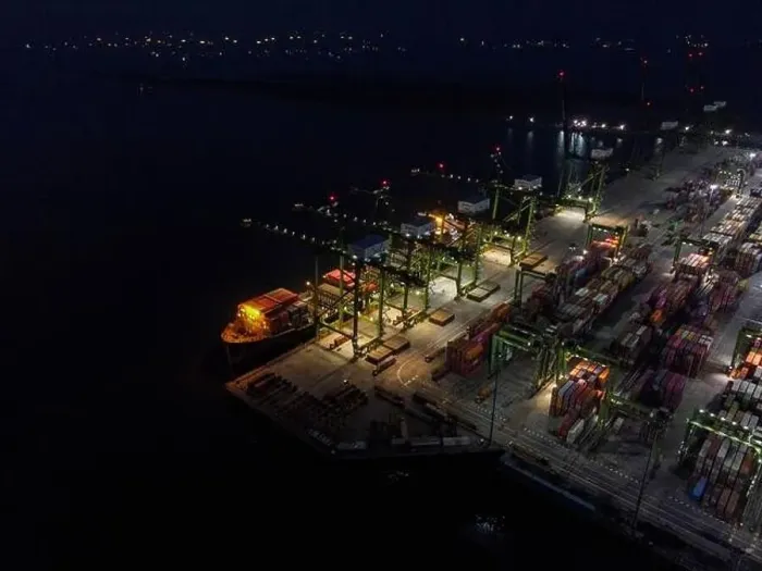 Gerahmter Druck : Luftbild von einem Containertreffer, der sich im tiefen Meerhafen auflädt und abgeladen wird Gerahmter Druck : Luftbild von einem Containertreffer, der sich im tiefen Meerhafen auflädt und abgeladen wird