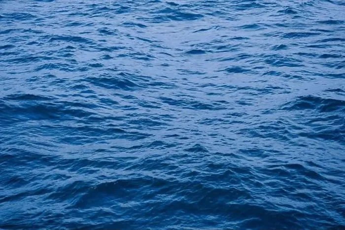 Gerahmter Druck : Hintergrundbild mit Wellen des Meeres, beleuchtet durch Sonnenlicht auf der Wasserfläche. Blauer See Hintergrund im tropischen Meer Gerahmter Druck : Hintergrundbild mit Wellen des Meeres, beleuchtet durch Sonnenlicht auf der Wasserfläche. Blauer See Hintergrund im tropischen Meer