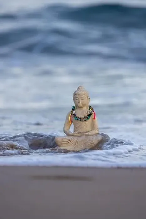 Gerahmter Druck : Statue des Buddhas am Strand Gerahmter Druck : Statue des Buddhas am Strand