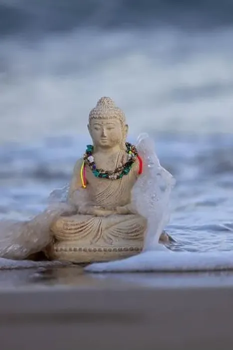 Gerahmter Druck : Statue des Buddha am Strand Gerahmter Druck : Statue des Buddha am Strand
