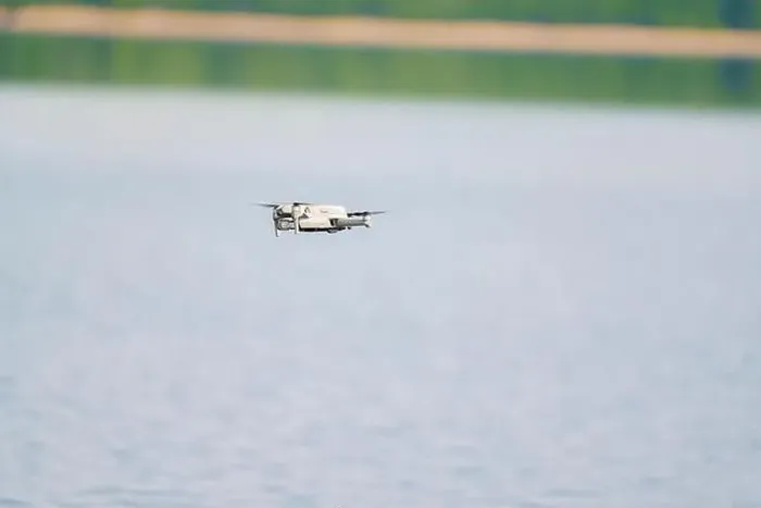 Gerahmter Druck : Ein Nahbild eines Drohns im Flug Gerahmter Druck : Ein Nahbild eines Drohns im Flug