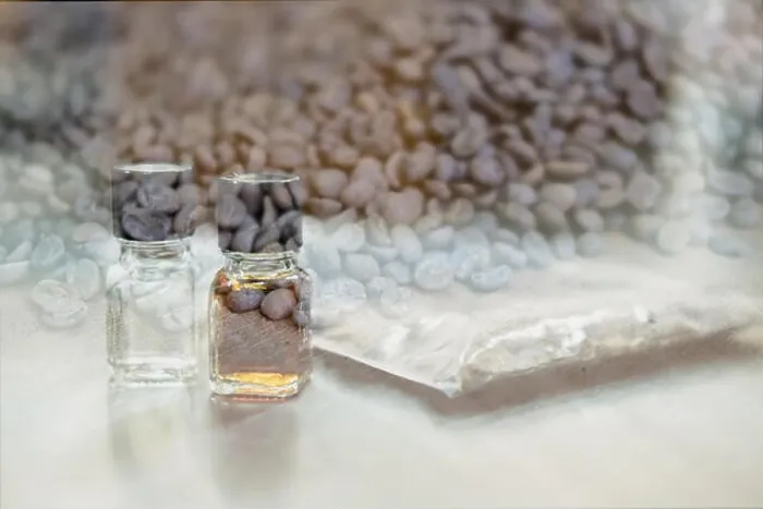 Gerahmter Druck : Kaffee schmecken mit Referenznote, Kunst der Aromaempfindung im Kaffee, Flasche für den Duft zu riechen: Doppeloptik aromatischer Belästigung beim gerösteten Gerahmter Druck : Kaffee schmecken mit Referenznote, Kunst der Aromaempfindung im Kaffee, Flasche für den Duft zu riechen: Doppeloptik aromatischer Belästigung beim gerösteten