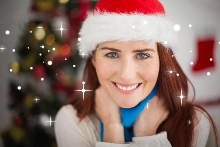 Gerahmter Druck : Kompositbild eines weihnachtlichen Rothaarigen, das lächelt und die Kamera anspricht Gerahmter Druck : Kompositbild eines weihnachtlichen Rothaarigen, das lächelt und die Kamera anspricht