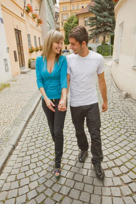 Gerahmter Druck : Ehepaar geht spazieren Gerahmter Druck : Ehepaar geht spazieren