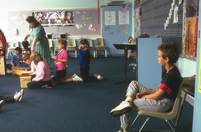 Gerahmter Druck : Ein Grundschüler wird durch Sitz im Winkel bestraft, Modell freigegeben. Gerahmter Druck : Ein Grundschüler wird durch Sitz im Winkel bestraft, Modell freigegeben.
