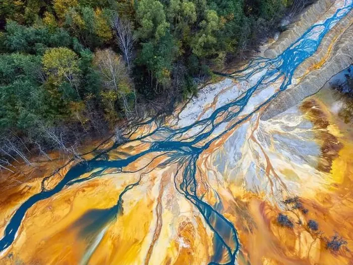 Gerahmter Druck : Die Umweltproblematik, die abstrakte Muster aus dem giftigen Abfall der Kupfer- und Goldbergbauherstellung schafft Gerahmter Druck : Die Umweltproblematik, die abstrakte Muster aus dem giftigen Abfall der Kupfer- und Goldbergbauherstellung schafft