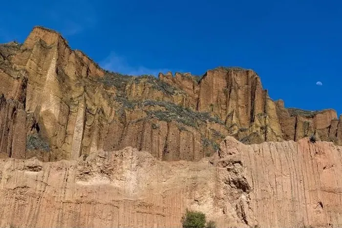 Gerahmter Druck : Entdecken Sie den schönen Palca-Kanjon, eine natürliche Sehenswert im Umfeld von La Paz, Bolivien - Reisen durch Südamerika Gerahmter Druck : Entdecken Sie den schönen Palca-Kanjon, eine natürliche Sehenswert im Umfeld von La Paz, Bolivien - Reisen durch Südamerika