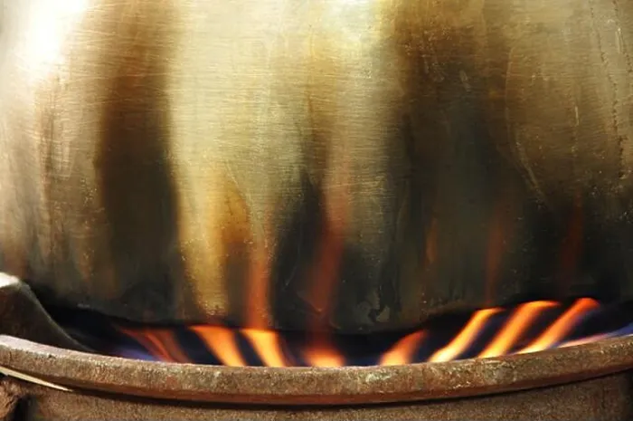 Gerahmter Druck : Feuer unter der Kochtöpfchen. Gerahmter Druck : Feuer unter der Kochtöpfchen.