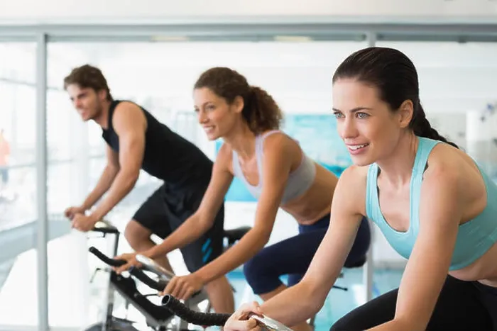 Gerahmter Druck : Gesunde Menschen in einem Spinning-Kurs. Gerahmter Druck : Gesunde Menschen in einem Spinning-Kurs.