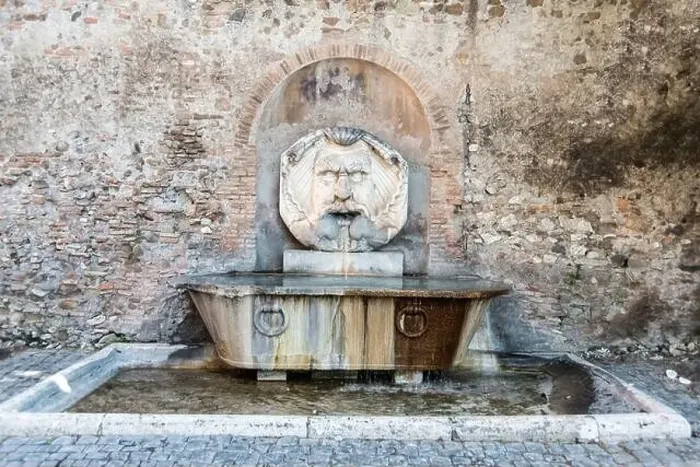 Gerahmter Druck : Brunnen in der Piazza Peter von Illyrien Platz. Gerahmter Druck : Brunnen in der Piazza Peter von Illyrien Platz.