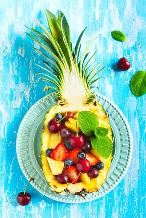 Gerahmter Druck : Obstsalat im Ananassalat Gerahmter Druck : Obstsalat im Ananassalat