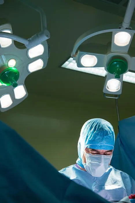 Gerahmter Druck : Hüftprothese, Operation. Gerahmter Druck : Hüftprothese, Operation.