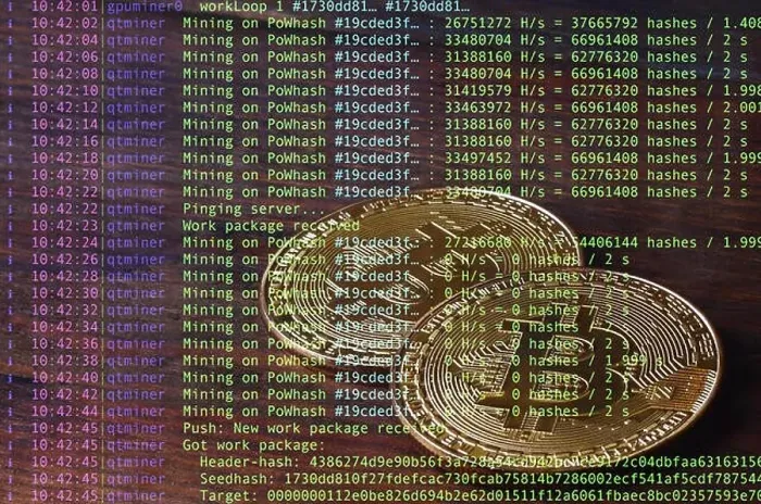 Gerahmter Druck : Bild des Programmiercodes, das den Prozess der Kryptowährungsbewertung im Hintergrund mit Bitcoin zeigt.