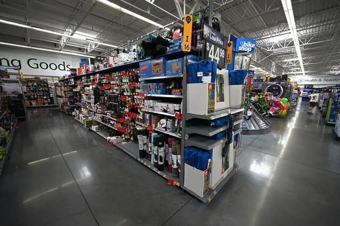 Gerahmter Druck : Der Innenraum eines Walmart-Geschäfts Gerahmter Druck : Der Innenraum eines Walmart-Geschäfts