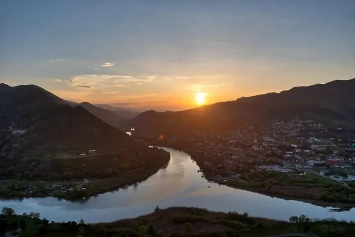 Gerahmter Druck : Der Jvari-Monaster von Mtscheta, Georgien, fotografiert im April 2019 Gerahmter Druck : Der Jvari-Monaster von Mtscheta, Georgien, fotografiert im April 2019