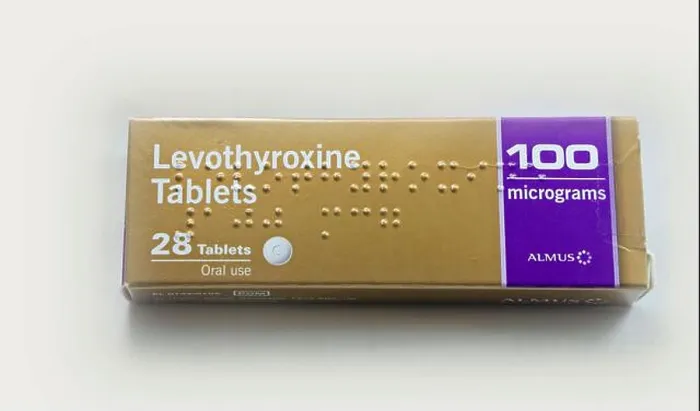 Gerahmter Druck : Levothyroxintablettenbox. 100 Mikrogramm. Studioaufstellungfotografie Gerahmter Druck : Levothyroxintablettenbox. 100 Mikrogramm. Studioaufstellungfotografie