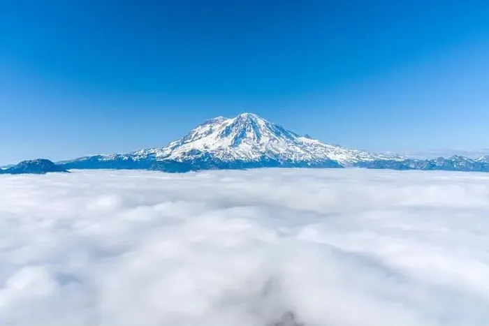 Gerahmter Druck : Berg Rainier über den Wolken.