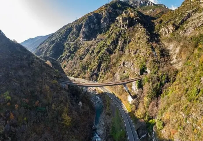 Gerahmter Druck : Der Bergfluss entlang der Straße Gerahmter Druck : Der Bergfluss entlang der Straße