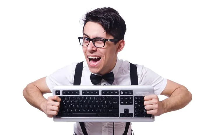 Gerahmter Druck : Nerd Hacker mit Computer-Tastatur auf weiß. Gerahmter Druck : Nerd Hacker mit Computer-Tastatur auf weiß.