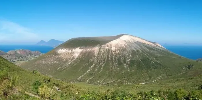 Gerahmter Druck : Panoramische Aussicht über den Vulkanvulkan, Aeolischen Inseln, Italien