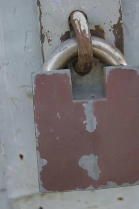 Gerahmter Druck : Metallstück. Gegenstand. Gerahmter Druck : Metallstück. Gegenstand.