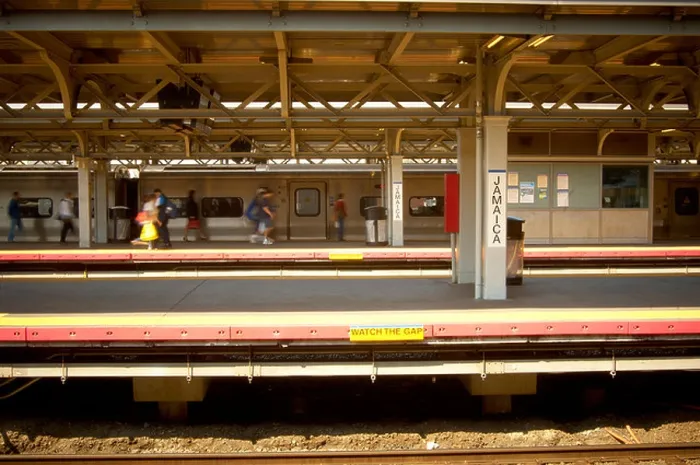 Gerahmter Druck : Plattform und Zug auf einem Bahnhof. Gerahmter Druck : Plattform und Zug auf einem Bahnhof.