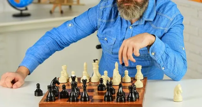 Gerahmter Druck : Schach spielen. Geistiges Hobby. Gerahmter Druck : Schach spielen. Geistiges Hobby.