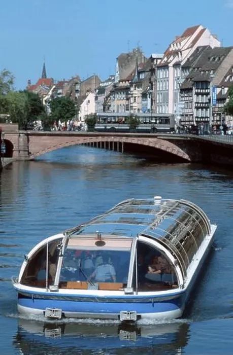 Gerahmter Druck : Freizeitfahrzeug auf dem Fluss L'Ill Gerahmter Druck : Freizeitfahrzeug auf dem Fluss L'Ill