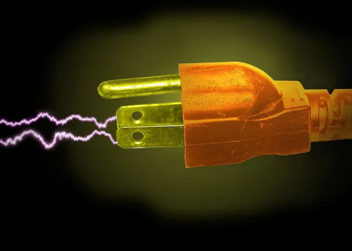 Gerahmter Druck : Steckdose. Ein Stecker für Wechselstrom emittiert Funken