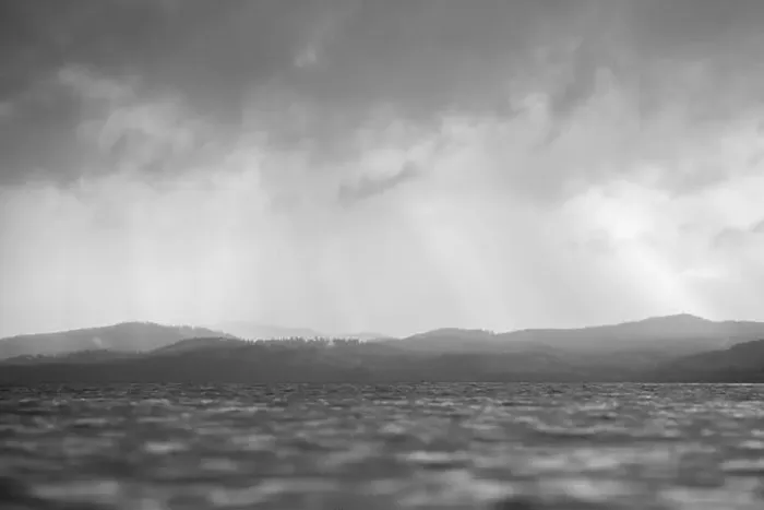 Gerahmter Druck : Strahlen durch Wolken über das Wasser Gerahmter Druck : Strahlen durch Wolken über das Wasser