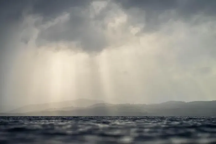 Gerahmter Druck : Strahlen durch Wolken über das Wasser Gerahmter Druck : Strahlen durch Wolken über das Wasser
