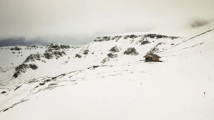 Gerahmter Druck : Kleines Häuschen in den Bergen. Gerahmter Druck : Kleines Häuschen in den Bergen.