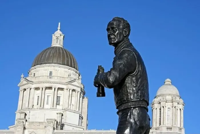 Gerahmter Druck : Denkmal für Kapitän Frederic John Walker, Pier Head, Liverpool, UK Gerahmter Druck : Denkmal für Kapitän Frederic John Walker, Pier Head, Liverpool, UK