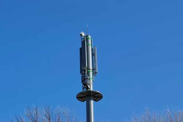 Gerahmter Druck : Technologie, Konstruktionen, Elektronik und mobile Konzeptnetzwerke: Sektorantennen für Basisstationen für Mobiltelefone. Gerahmter Druck : Technologie, Konstruktionen, Elektronik und mobile Konzeptnetzwerke: Sektorantennen für Basisstationen für Mobiltelefone.