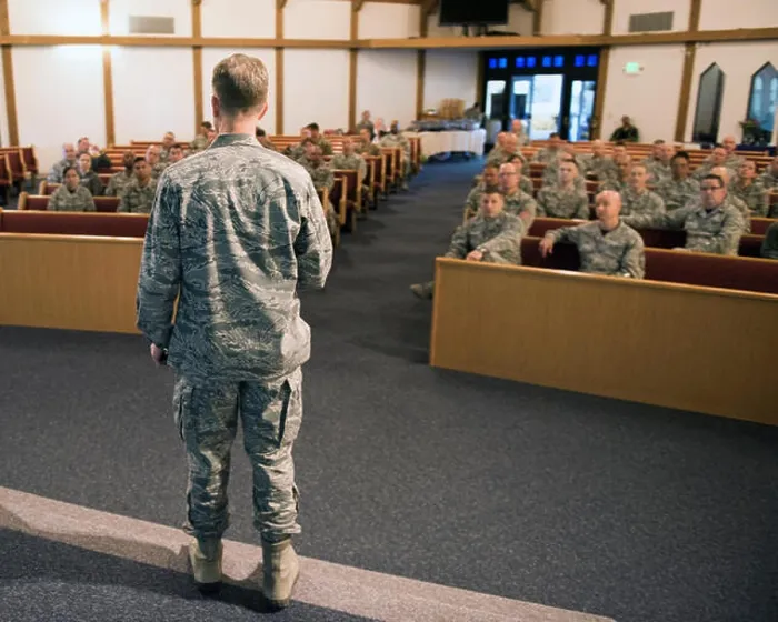 Gerahmter Druck : US-Luftwaffen-Oberst Dondi E. Costin, Chef der Luftwaffenchöre, Hauptquartier US-Luftwaffe, hält eine Besprechung mit Airmen während seines Rundgangs auf dem Travis Air Force Base in Kalifornien am 23. Februar 2018. Gerahmter Druck : US-Luftwaffen-Oberst Dondi E. Costin, Chef der Luftwaffenchöre, Hauptquartier US-Luftwaffe, hält eine Besprechung mit Airmen während seines Rundgangs auf dem Travis Air Force Base in Kalifornien am 23. Februar 2018.