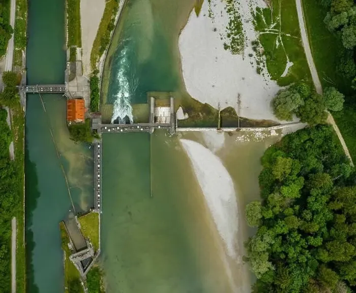 Gerahmter Druck : Vertikaler Blick am Isarfluss und einer Mühle Gerahmter Druck : Vertikaler Blick am Isarfluss und einer Mühle