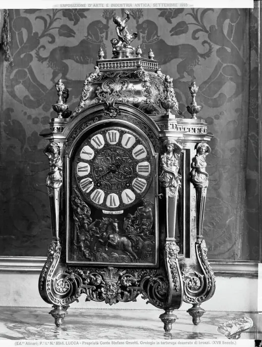 Gerahmter Druck : Bronzegeschmückter Uhrschrank in Form einer Schildkröte, fotografiert auf der Ausstellung für alte Kunst und Industrie 1893 in Lucca. Gerahmter Druck : Bronzegeschmückter Uhrschrank in Form einer Schildkröte, fotografiert auf der Ausstellung für alte Kunst und Industrie 1893 in Lucca.