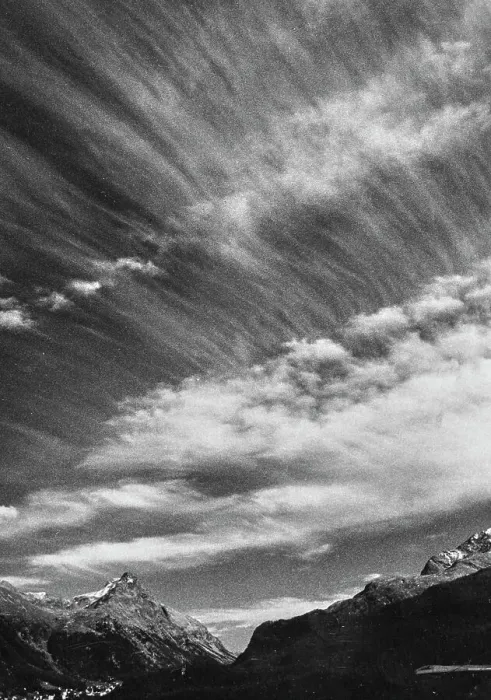 Gerahmter Druck : Wolken über einem bergigen Landschaftsraum Gerahmter Druck : Wolken über einem bergigen Landschaftsraum