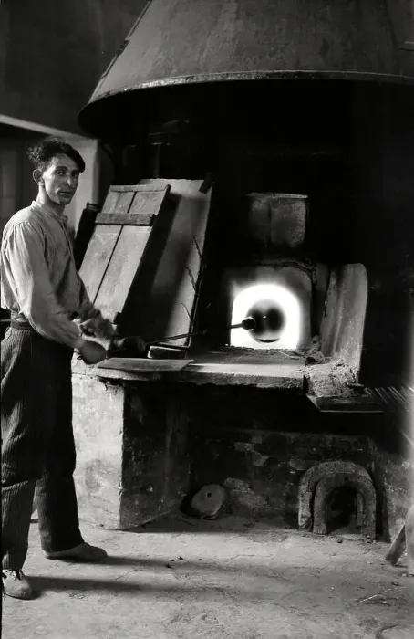 Gerahmter Druck : Murano. Der Glaskünstler am Werk in einer Vitrarien von Murano Gerahmter Druck : Murano. Der Glaskünstler am Werk in einer Vitrarien von Murano