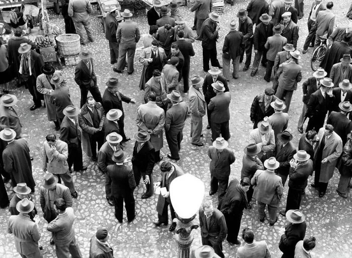 Gerahmter Druck : Männergruppe in Gespräch Gerahmter Druck : Männergruppe in Gespräch
